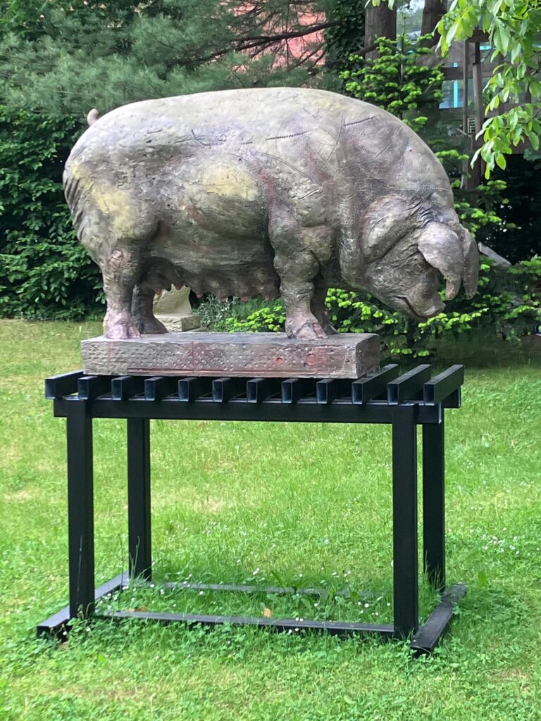 Steinguss der großen Muttersau auf schwarz lackiertem Stahlsockel